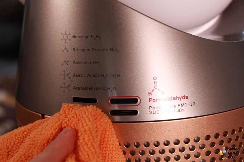 Die Lufteinlässe der Sensoren vom Dyson Purifier Hot+Cool Formaldehyde HP09 werden mit einem trockenen Tuch gereinigt.